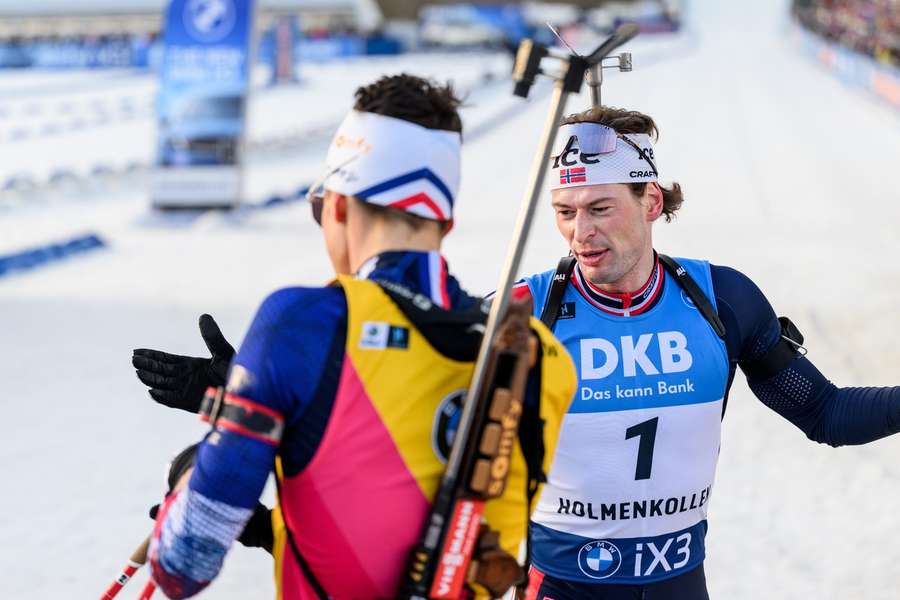 Lägreid klatscht nach der Zieleinfahrt mit Perrot ab