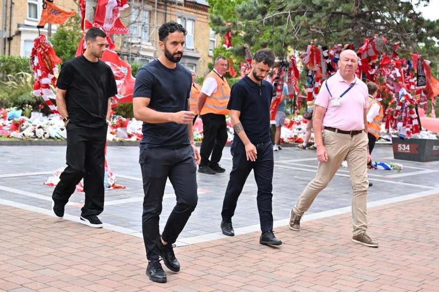 Diogo Dalot, Ruben Amorim e Bruno Fernandes no memorial de Diogo Jota, em Anfield