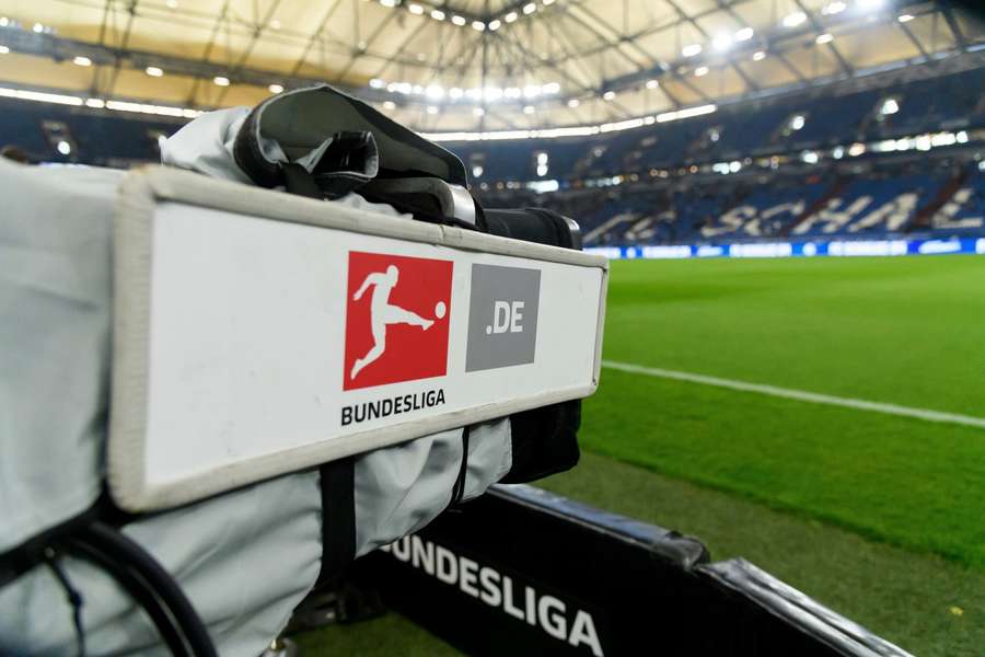 Bald könnte es die Bundesliga nicht mehr nur über die gewohnten Übertragungswege zu sehen geben, sondern auch im Auto.