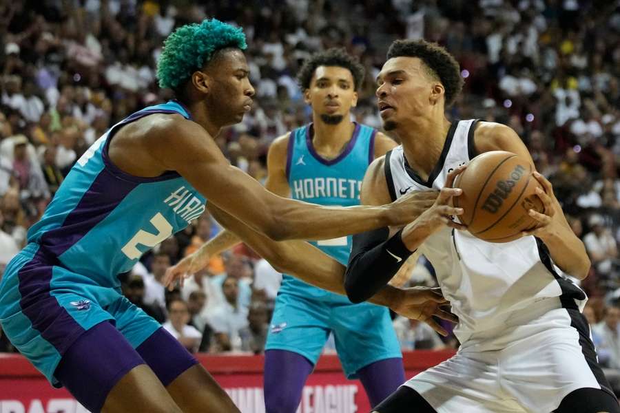 Victor Wembanyama tijdens zijn Summer League-debuut tegen Charlotte Hornets