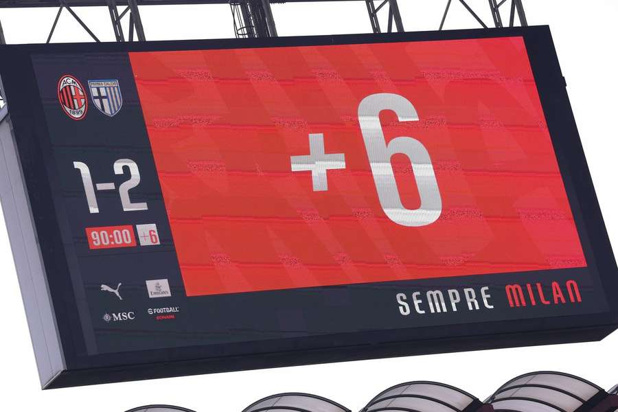 Lo schermo mostra i minuti di recupero durante Milan-Parma