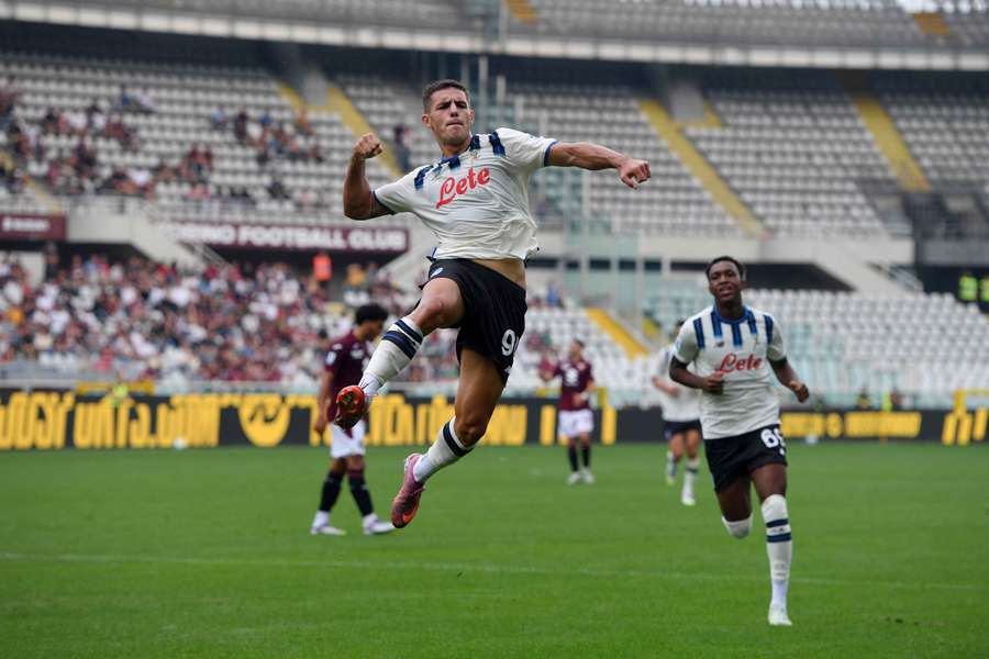 Nikola Krstovic esulta dopo il gol contro il Torino