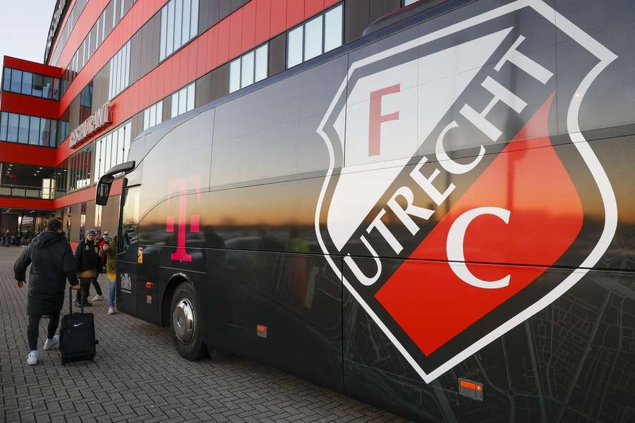 Supportersbussen FC Utrecht teruggestuurd uit Volendam wegens vrees ongeregeldheden