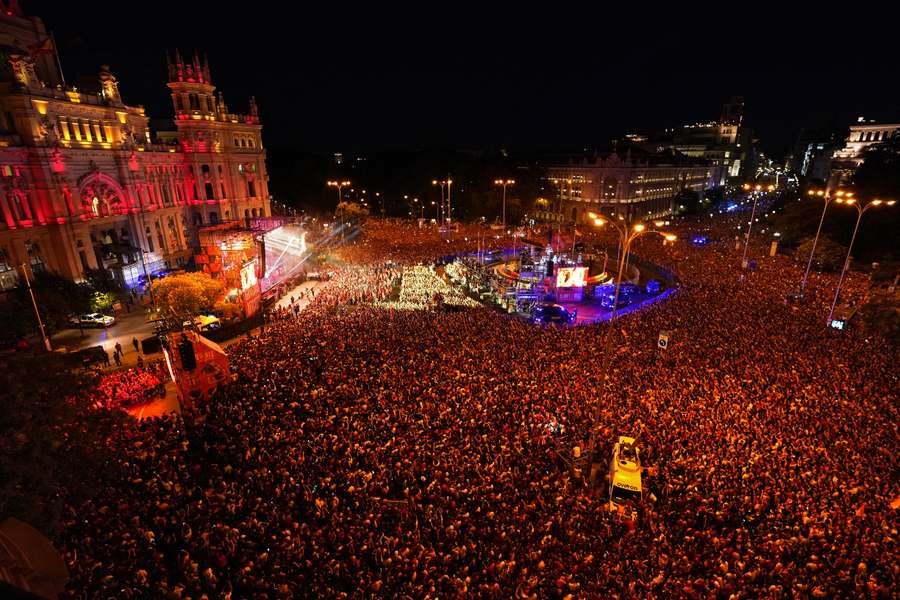 La Plaza de Cibeles, gremita all'inverosimile per accogliere la nazionale spagnola.