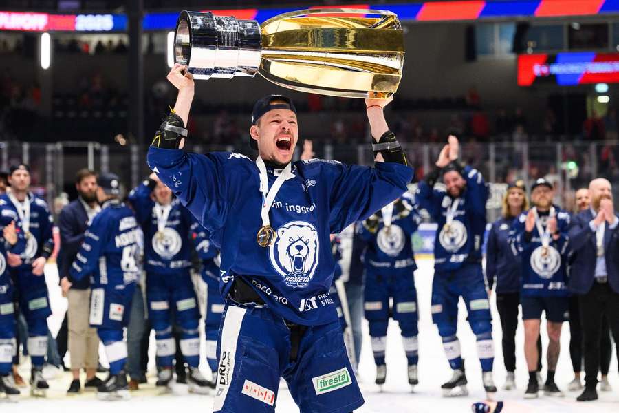 Marek Ďaloga loni s Kometou vyhrál extraligu. Marek Ďaloga loni s Kometou vyhrál extraligu.