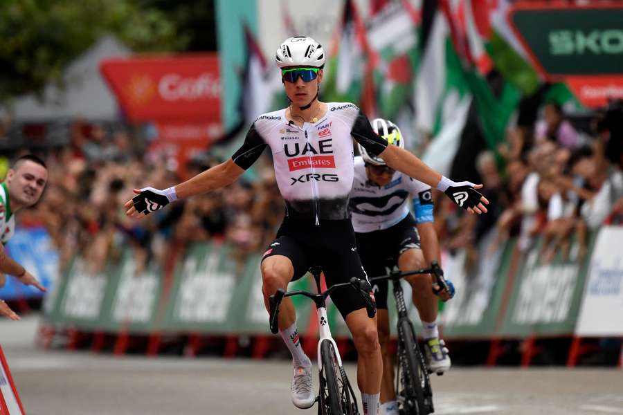 Juan Ayuso espera levantar los brazos de nuevo, pero en el Mundial
