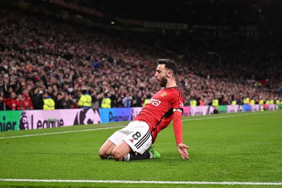 Bruno Fernandes świętuje zdobycie bramki przeciwko Leicester