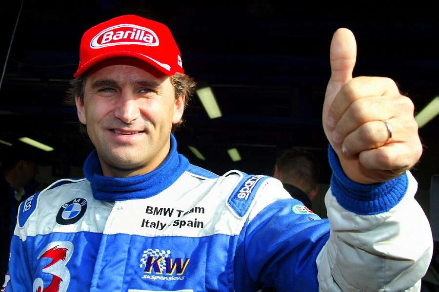 Alex Zanardi giving a thumbs up before the start of an LG Super Racing car event