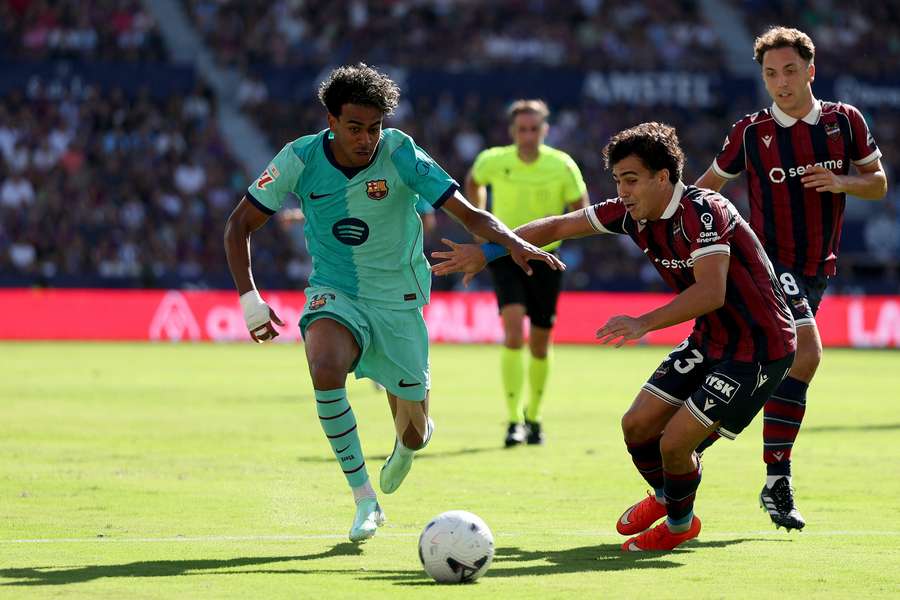 Lamine Yamal in azione contro il Levante