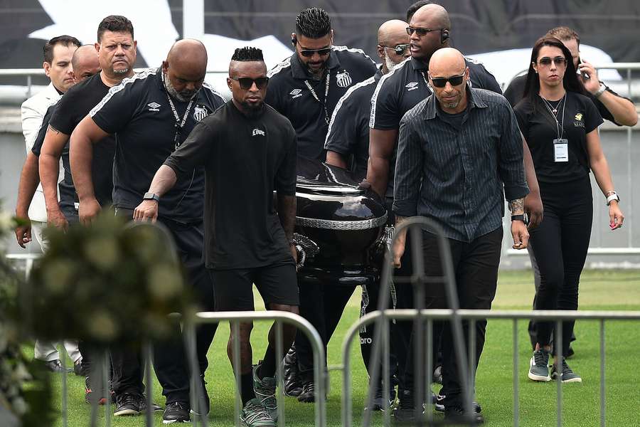 Velório do Rei Pelé começa na Vila Belmiro, em Santos