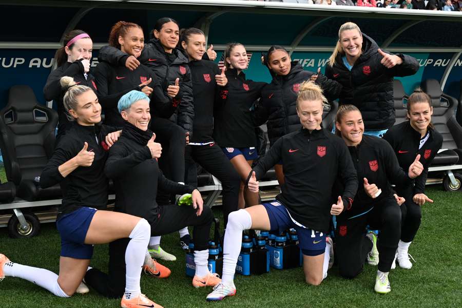 As jogadoras dos EUA posam para uma fotografia antes da estreia no Campeonato do Mundo contra o Vietname