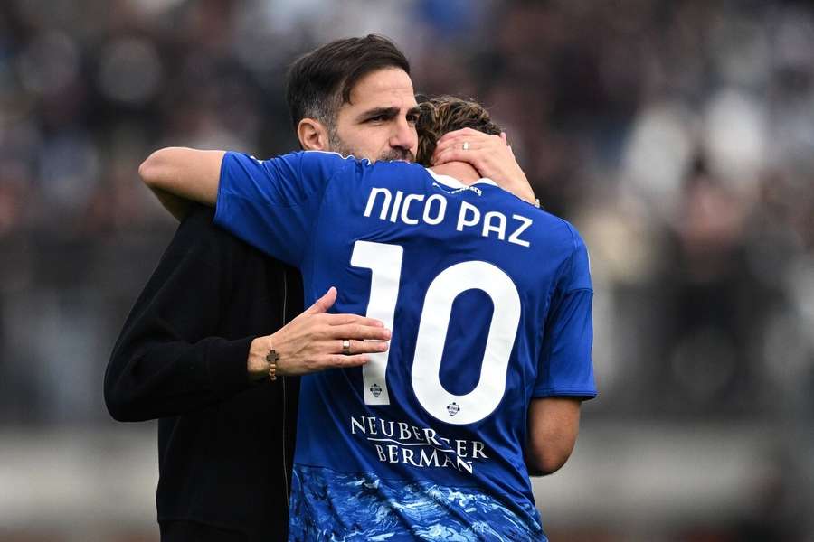 Trenér Fábregas objímá Nica Paze. Trenér Fábregas objímá Nica Paze.