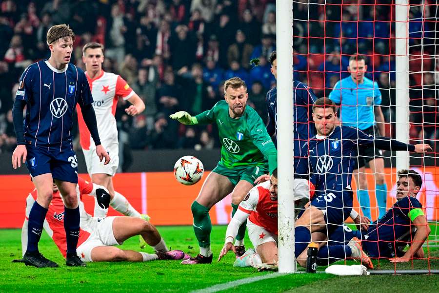 Skrumáž před brankou Slavie v zápase s Malmö.