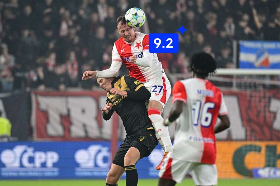 Tomáš Vlček ve vzdušném souboji v duelu proti Baníku.