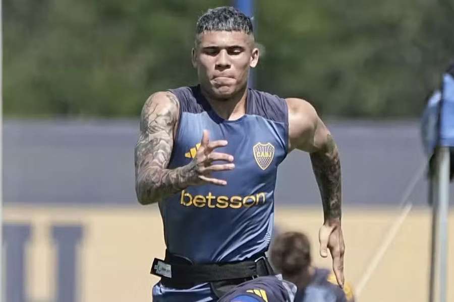 Ayrton Costa en un entrenamiento de Boca Juniors