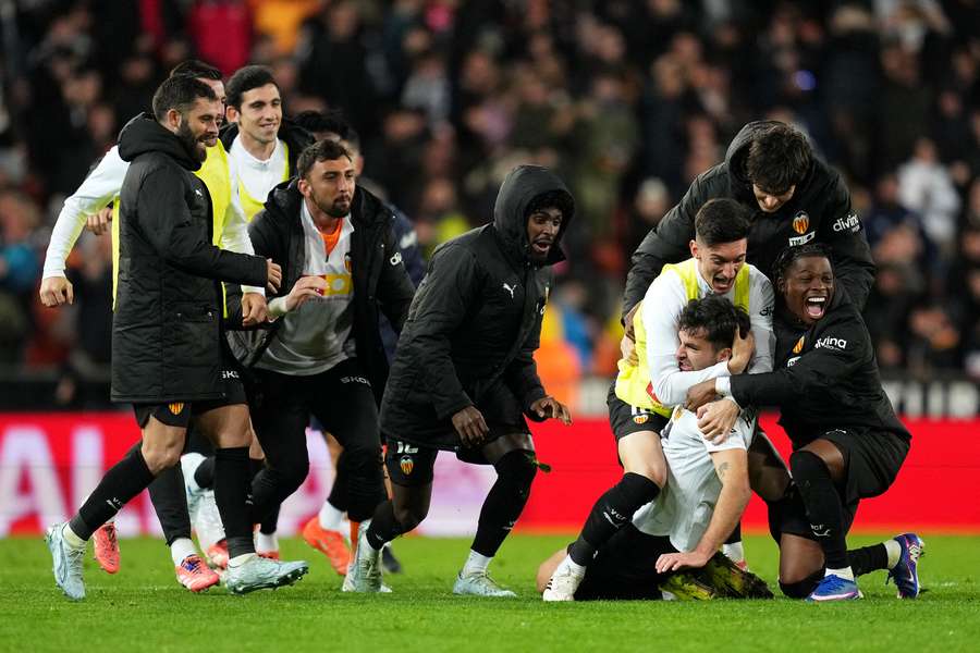 Piłkarze Valencii świętują gola w meczu z Deportivo Alaves. Piłkarze Valencii świętują gola w meczu z Deportivo Alaves.