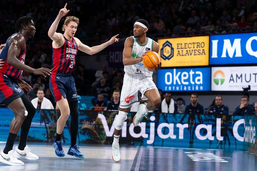 Kameron Taylor, ante Sander Raieste y Khalifa Diop, en el Baskonia-Unicaja