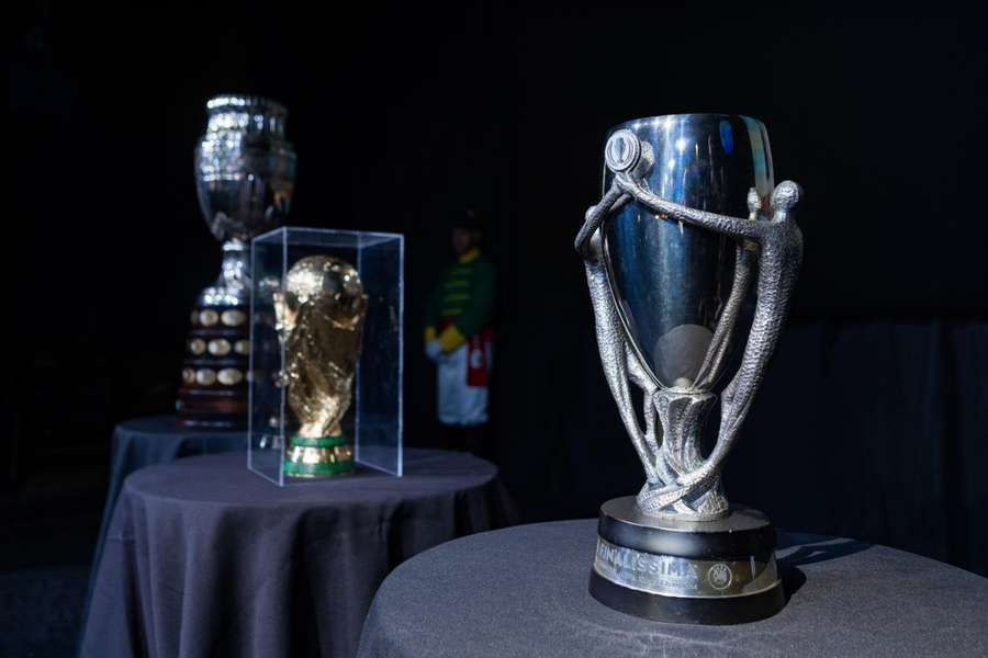 El trofeo de la Finalissima, junto al del Mundial y al de la Copa América