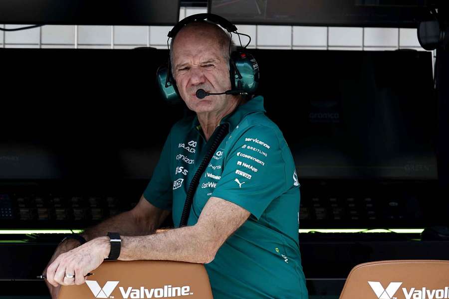 Adrian Newey continua a trabalhar no AMR26 Adrian Newey continua a trabalhar no AMR26