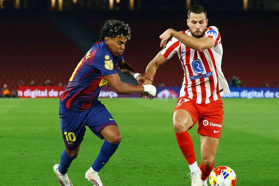 Hancko v súboji s Yamalom.