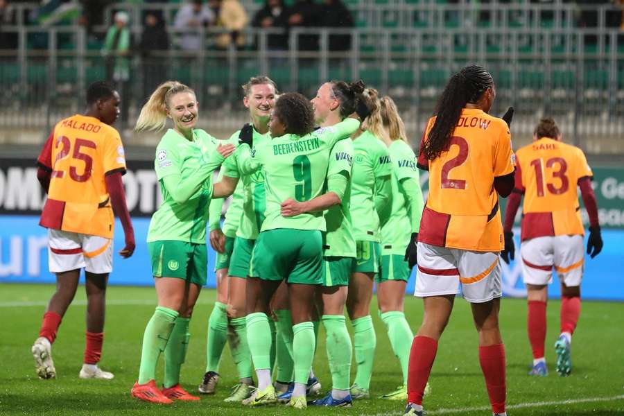 Die Wolfsburgerinnen bejubeln einen deutlichen Champions League-Sieg über Galatasaray.