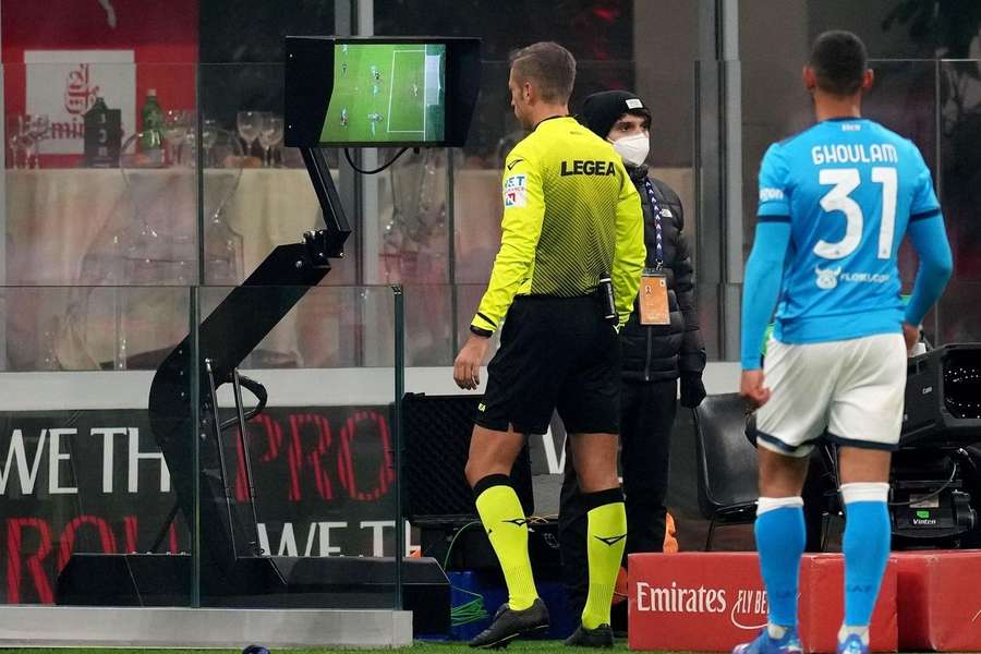 Davide Massa en décembre 2021, refusant le but de l'AC Milan contre le SSC Napoli pour une position de hors-jeu. Davide Massa en décembre 2021, refusant le but de l'AC Milan contre le SSC Napoli pour une position de hors-jeu.