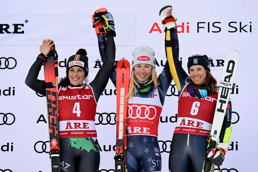 Shiffrin (Bildmitte) gewinnt vor Brigone (li.) und Olympiasiegerin Hector (re.)