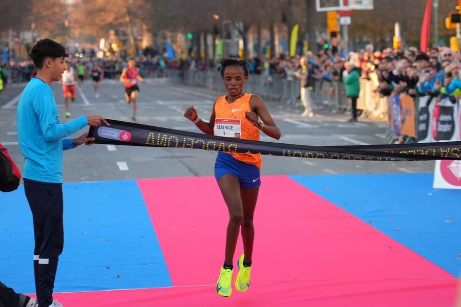 Beatrice Chebet, a su llegada a meta