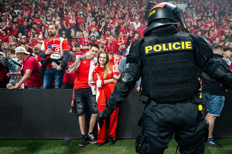 Titulární sponzor první fotbalové ligy odsoudil události z derby.
