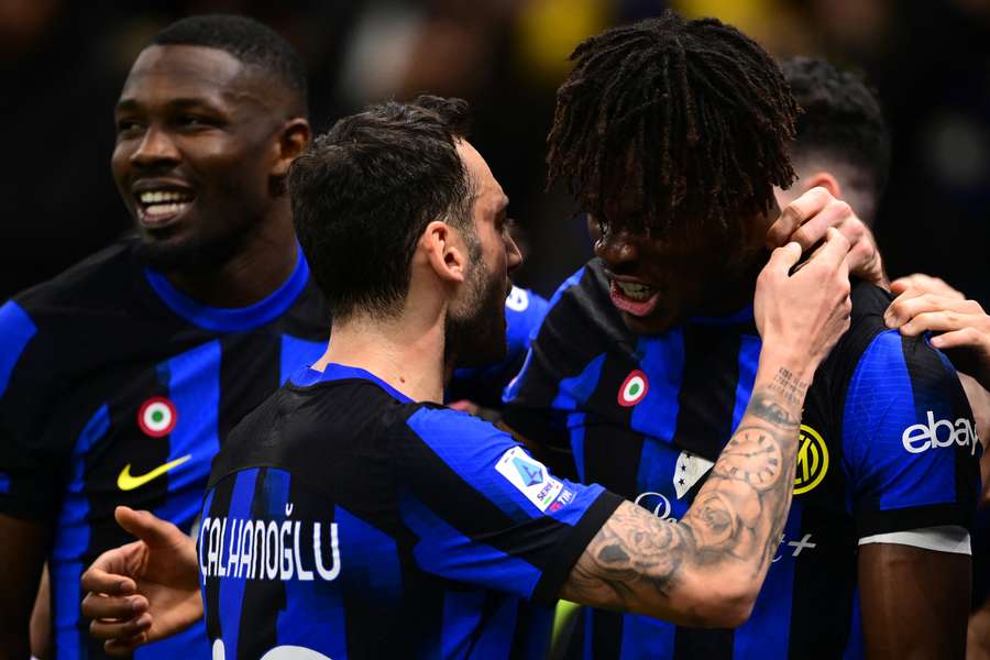 L'Inter segna un gol per tempo contro il Lecce, il Verona sconfigge il Cagliari