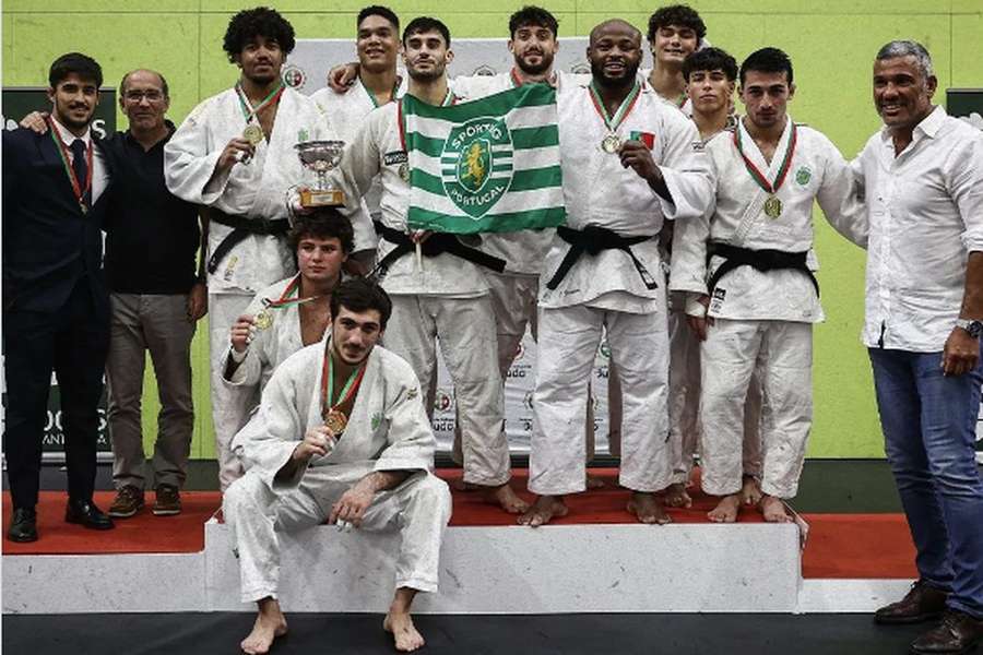 Jorge Fonseca entre a equipa leonina, campeã nacional