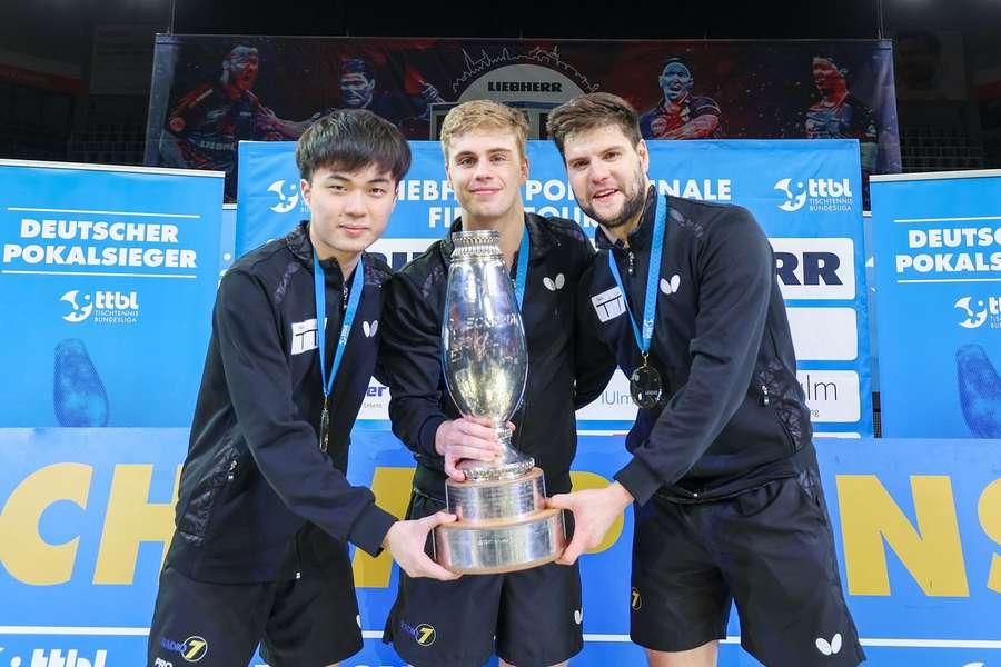 Von links nach rechts: Lin Yun-ju, Truls Moregardh und Dimitrij Ovtcharov mit der Trophäe beim Final Four des deutschen Pokals im Januar 2023.