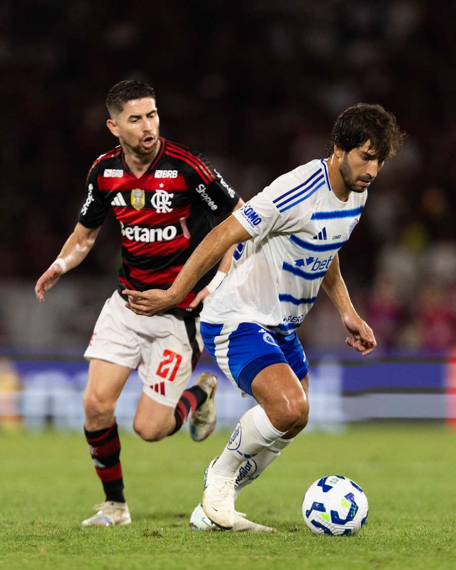 Jorginho e Lucas Silva durante duelo entre Flamengo e Cruzeiro no Maracanã