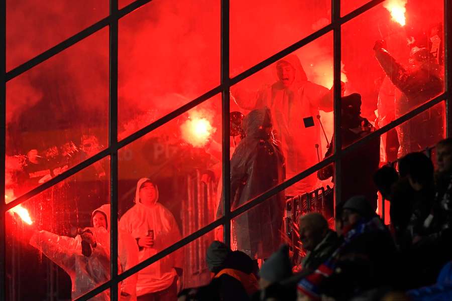 Fanoušci Dynama narušili průběh utkání v Plzni dýmovnicemi.