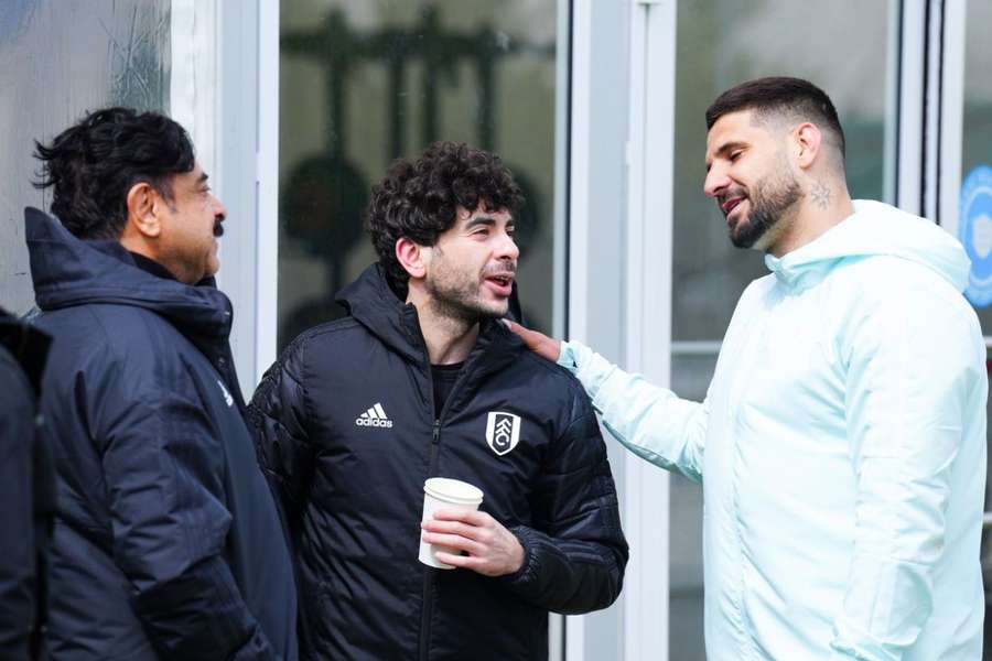 Tony Khan (i midten) vil ikke sælge Aleksandar Mitrovic til Saudi-Arabien.