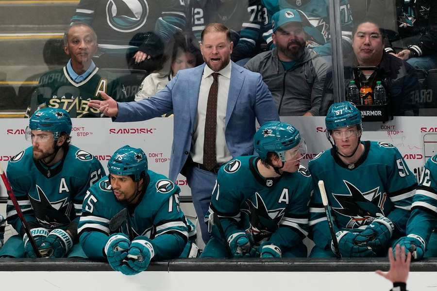 Warsofsky se dohodl na nové smlouvě se San Jose Sharks. Warsofsky se dohodl na nové smlouvě se San Jose Sharks.