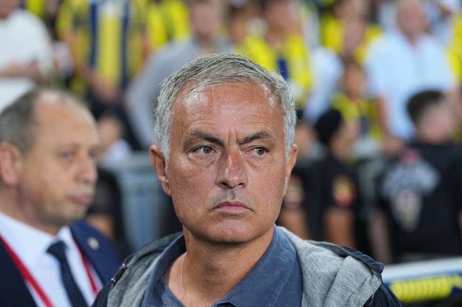 Jose Mourinho bliver gjort grin med efter nederlaget til Galatasaray