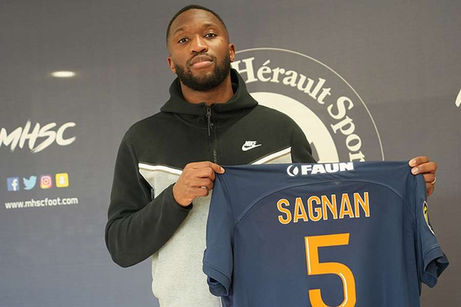 Modibo Sagnan com a nova camisola.