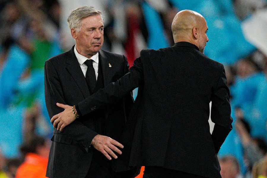 Ancelotti (vľavo) v pozápasovom strete s Guardiolom.