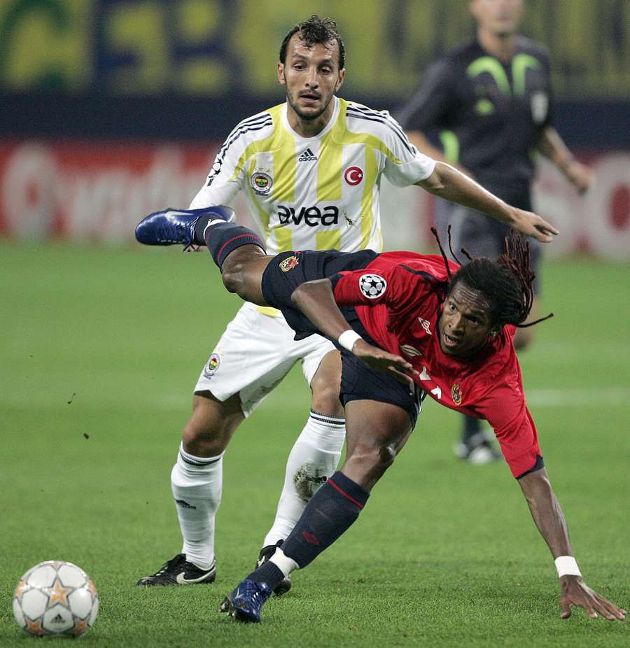 Edu Dracena (Fenerbahçe) e Jô (CSKA) em duelo pela fase de grupos da Champions League 2007/08