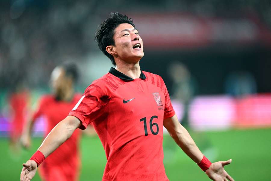 Hwang Ui-jo celebra un gol con su selección.