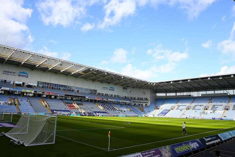 Coventry recebe "pena condicional" após gramado impraticável