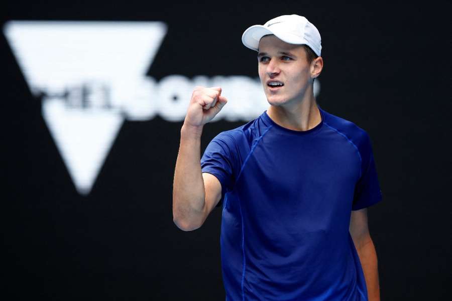 Jakub Menšík se úspěšně aklimatizuje v dospělém tenisu.