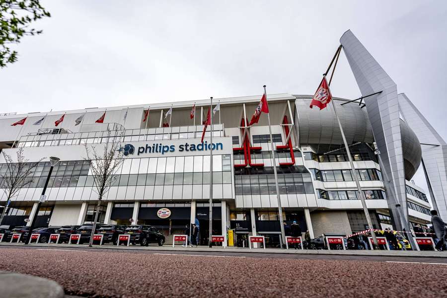 Het Philips-stadion wordt niet morgen al uitgebreid