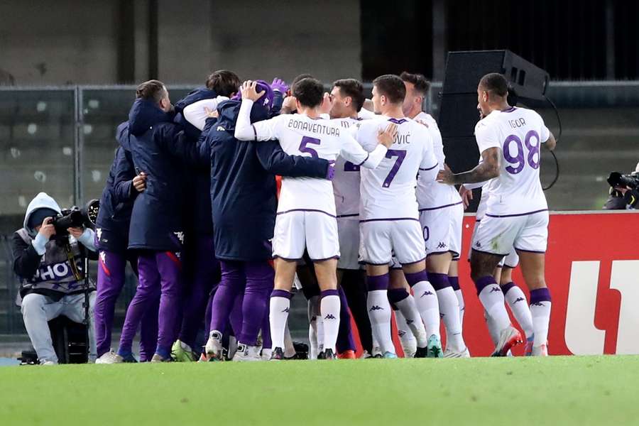 Fiorentina wint weer eens met opmerkelijk goal vanaf eigen helft bij Hellas Verona