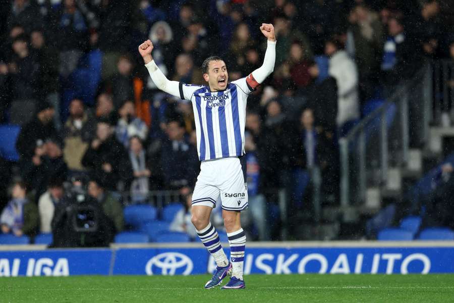 Oyarzabal celebra su segundo gol en Anoeta