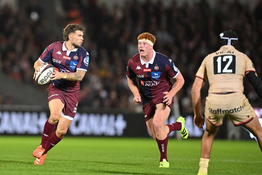 Tiaan Jacobs supports Bordeaux-Begles fly-half Matthieu Jalibert