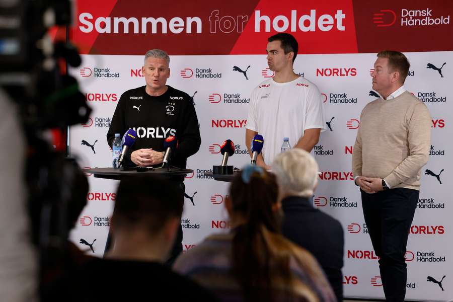 Landstræneren på pressemødet, flankeret af Rasmus Lauge.