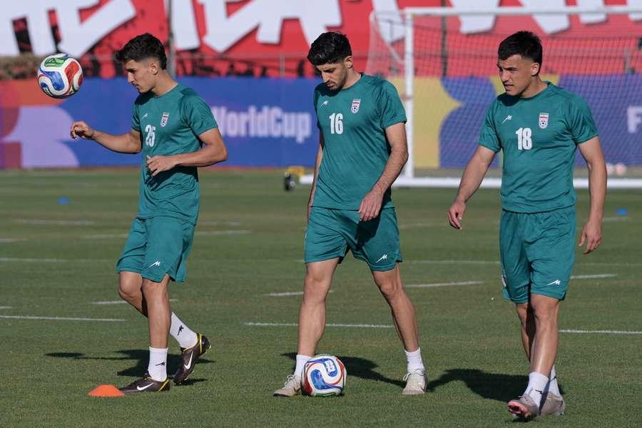 Danial Iri, Mehdi Torabi e Amirhossein Hosseinzadeh no treino do Irão