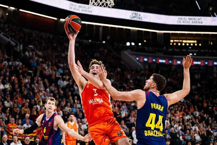 Reuvers, del Valencia Basket, ante Parra, del Barça